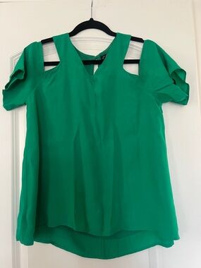 C. Luce | (M) Emerald Green Cold-Shoulder Cut Out Sleeve V-Neck Blouse